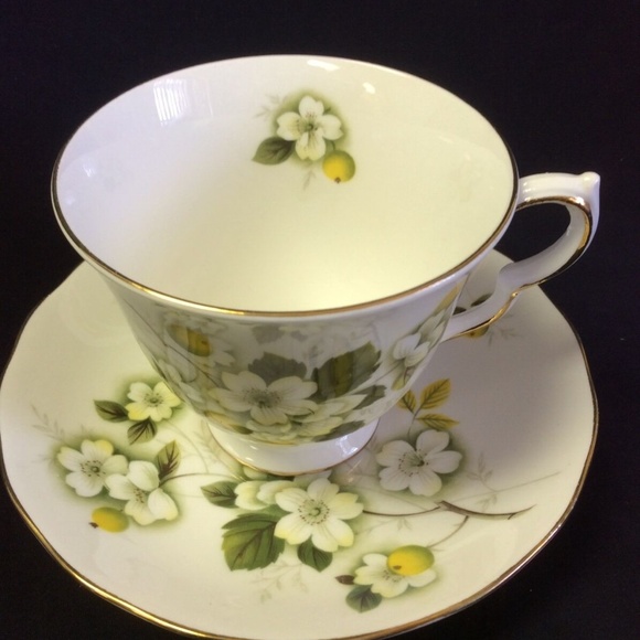 Queen Anne Bone China England Tea Cup & Saucer White & yellow floral Ridgway - Picture 2 of 5